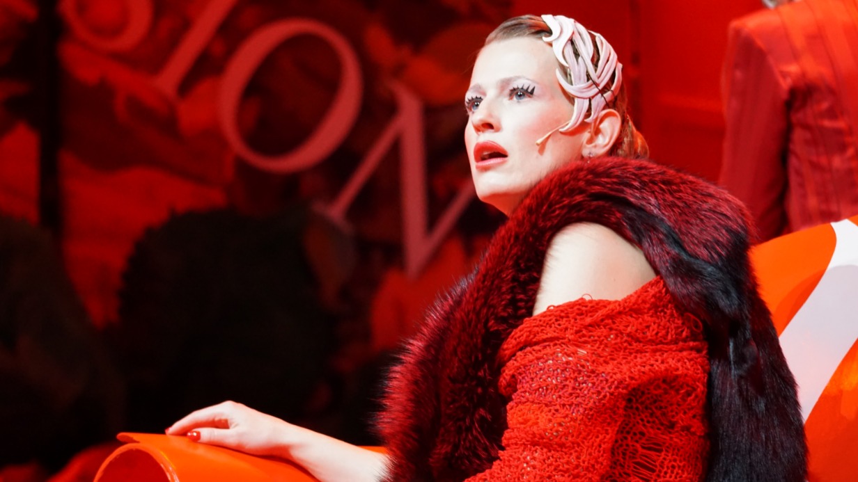 Софья Эрнст в спектакле «8 разгневанных женщин» в роли Огюстины