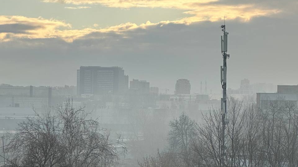 Крупный пожар произошел возле склада в подмосковных Химках
