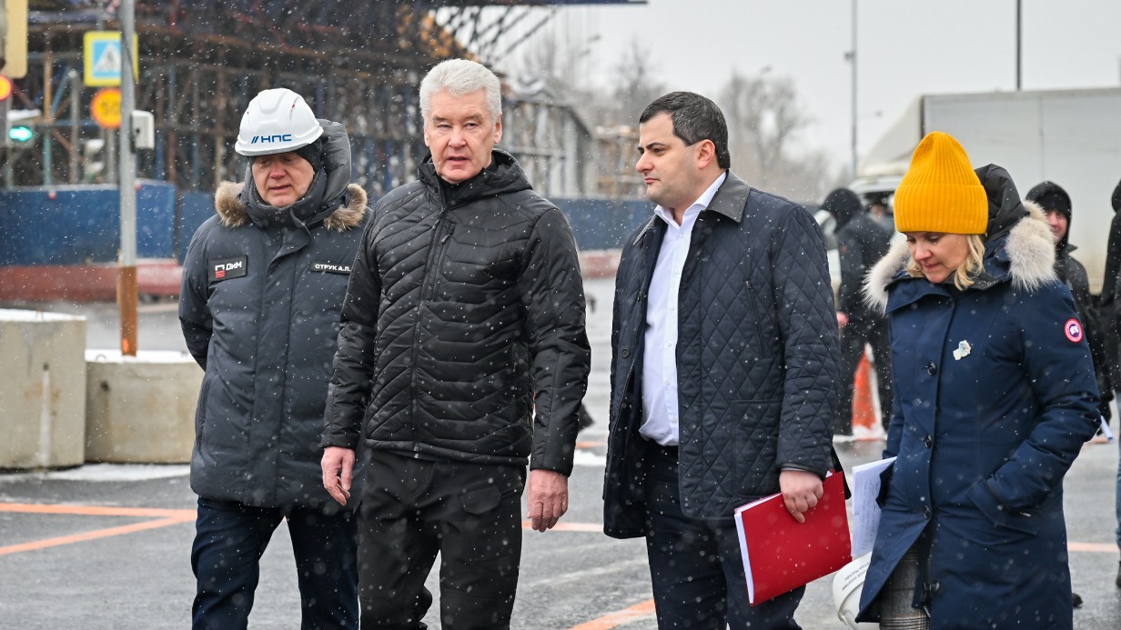 Заместитель гендиректора компании-подрядчика Андрей Струк, мэр Сергей Собянин и глава Департамента градостроительной политики Владислав Овчинский осмотрели трассу