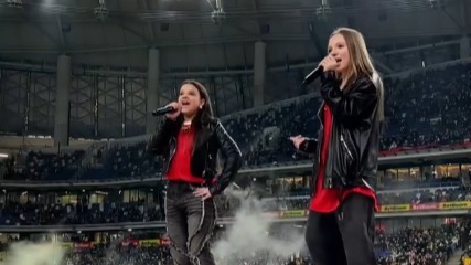 Betsy и Мария Янковская исполнили хит «Сигма бой» на матче Россия — Гренада