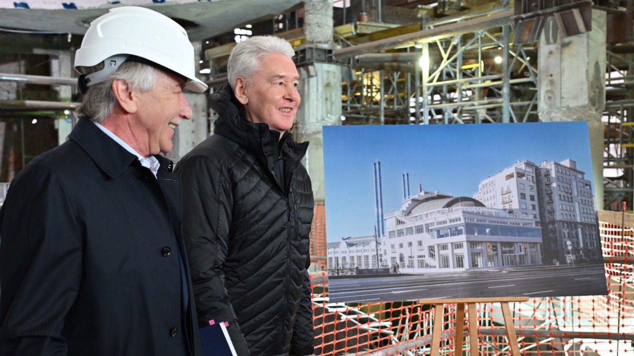 Мэр Москвы Сергей Собянин (справа) и инвестор проекта Леонид Михельсон осмотрели ход реставрации кинотеатра «Ударник» на острове Балчуг. Один из известнейших московских памятников конструктивизма сохранит свой исторический облик и функциональное назначение