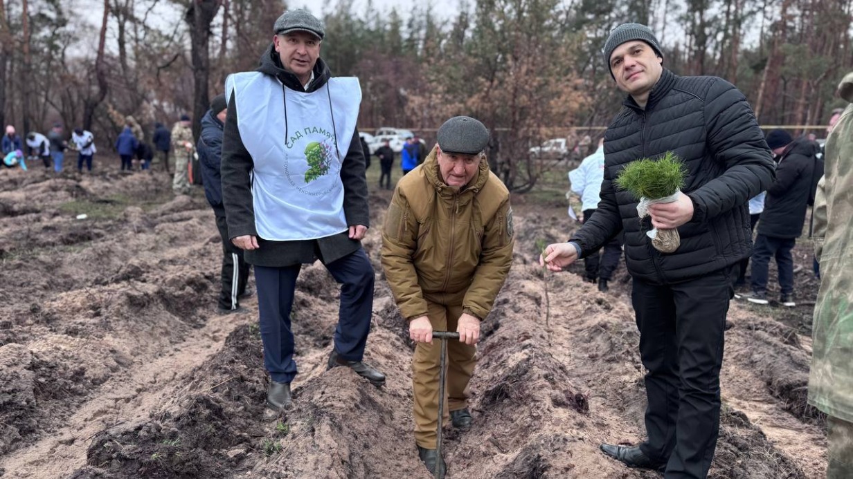 Слева направо: министр природных ресурсов и экологии ЛНР Евгений Крехтунов, директор ГБУ ЛНР «Станично-Луганское лесоохотничье хозяйство» Сергей Чегринец и помощник министра Минприроды ЛНР Роман Терехов высаживают молодые деревья в сгоревшей части леса у населенного пункта Ольховая