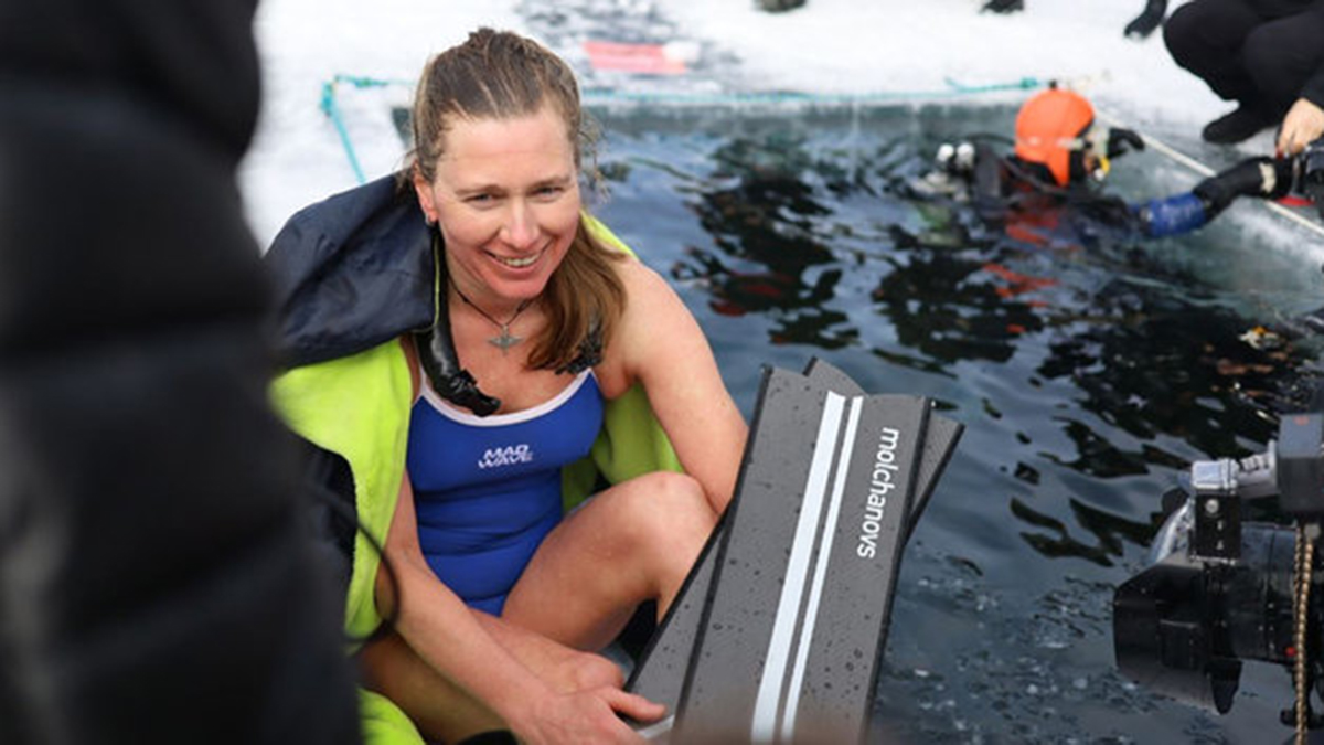 Фридайвер Некрасова установила мировой рекорд, проплыв подо льдом Байкала