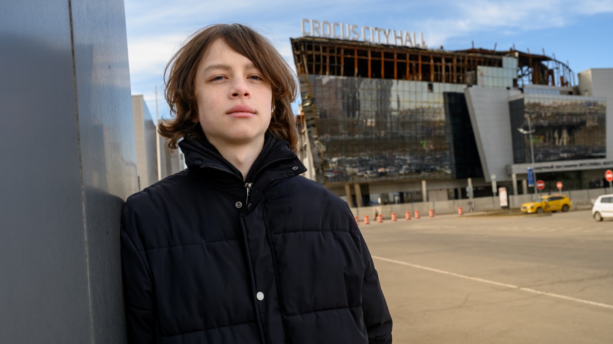 Девятиклассник Артем Донсков, направлявший людей к выходу во время теракта, пришел к зданию «Крокус Сити Холла», чтобы почтить память жертв той страшной трагедии