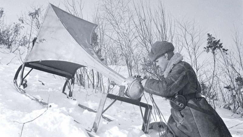Радист-воентехник 2-го ранга В. С. Золотцев устанавливает репродуктор звуковещательной станции, с помощью которой ведутся агитационные радиопередачи для немецких солдат. Западный фронт