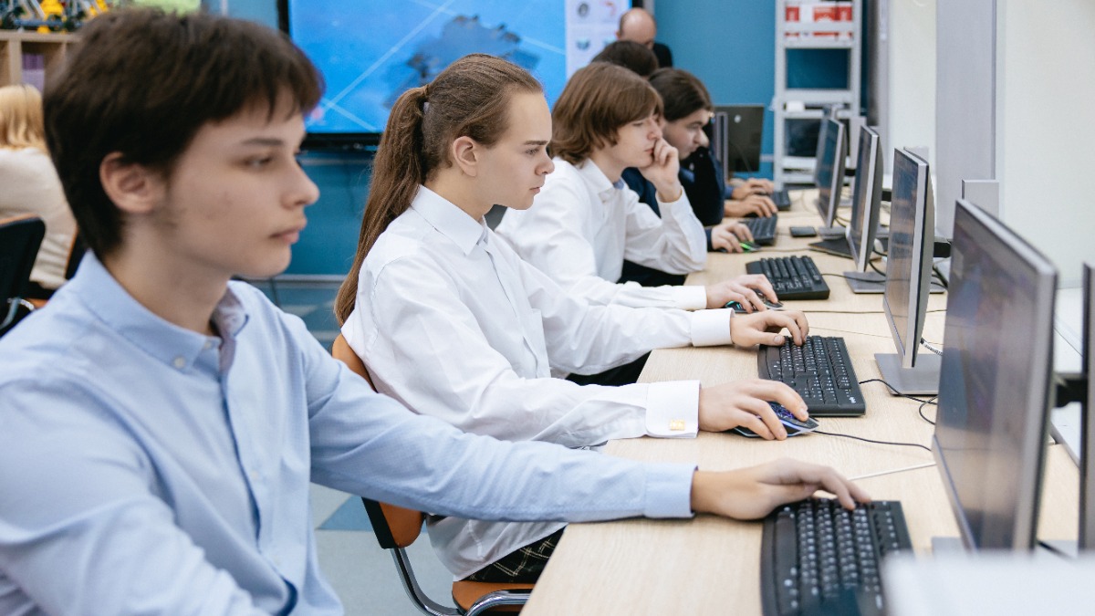 Столичные школьники могут использовать более 40 цифровых учебников в «МЭШ» вместо бумажных