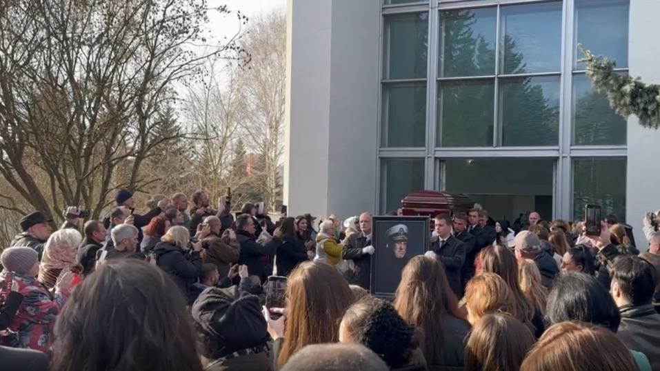 Гроб с телом Бедроса Киркорова проводили из зала под его песню