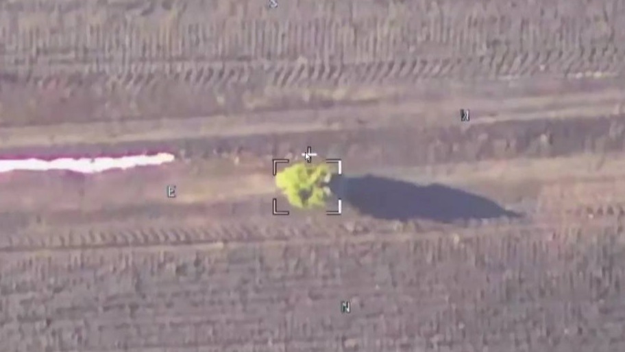 Минобороны показало, как боец ВСУ покидал Курщину в виде «бегающего куста»