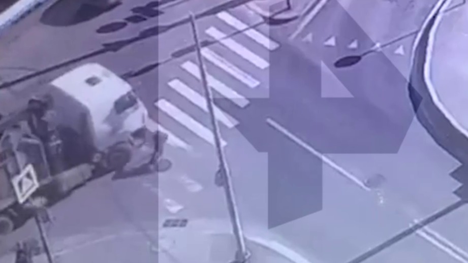 В Сети появилось видео с моментом наезда грузовика на ребенка в Москве