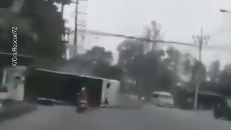 Перевернувшийся с российскими туристами автобус сняли на камеру на Пхукете