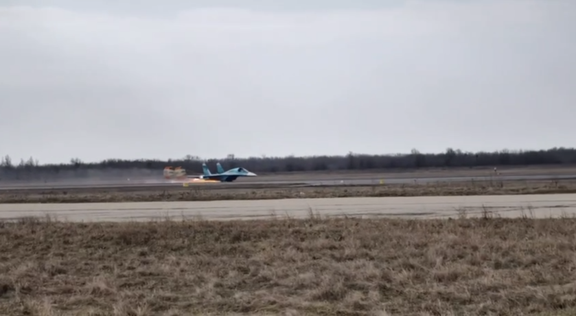 Су-34 впервые выполнил посадку «на брюхо» и остался целым