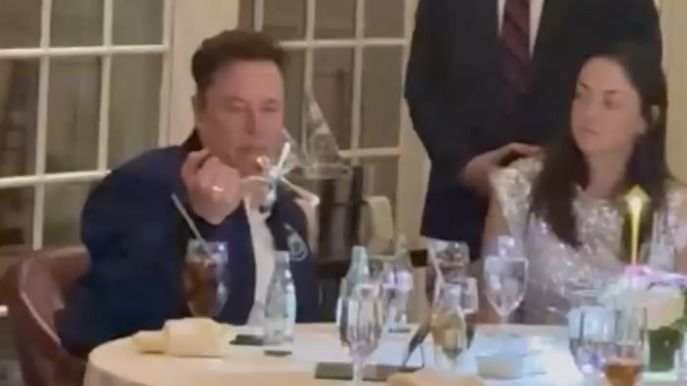 Забывшийся Маск на ужине с Трампом сделал самолет из вилок и ложек и играл с ним