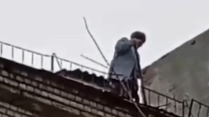 Пенсионерка залезла на крышу дома 