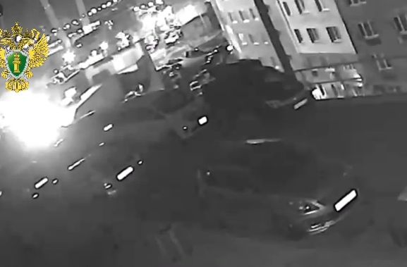 Момент поджога автомобиля неизвестным на стоянке во Владивостоке попал на видео