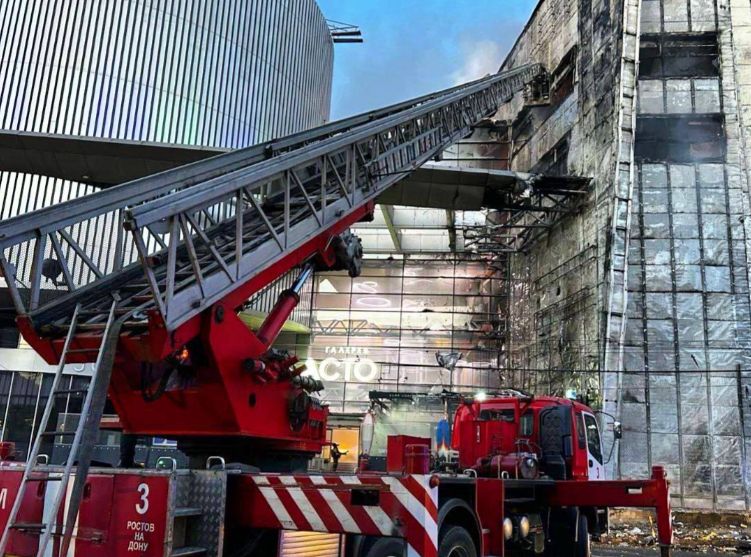 В центре Ростова-на-Дону на площади 500 «квадратов» загорелся торговый центр