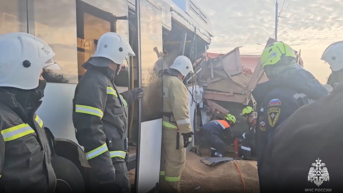 Появились кадры ДТП в Крыму, где столкнулись рейсовый автобус и грузовик