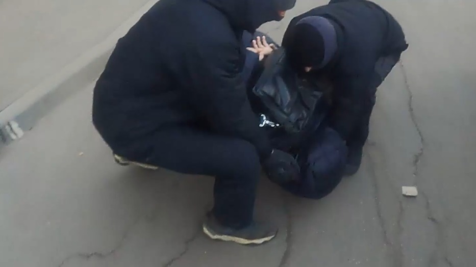 В Сети появились кадры задержания чиновника, который передавал данные Украине