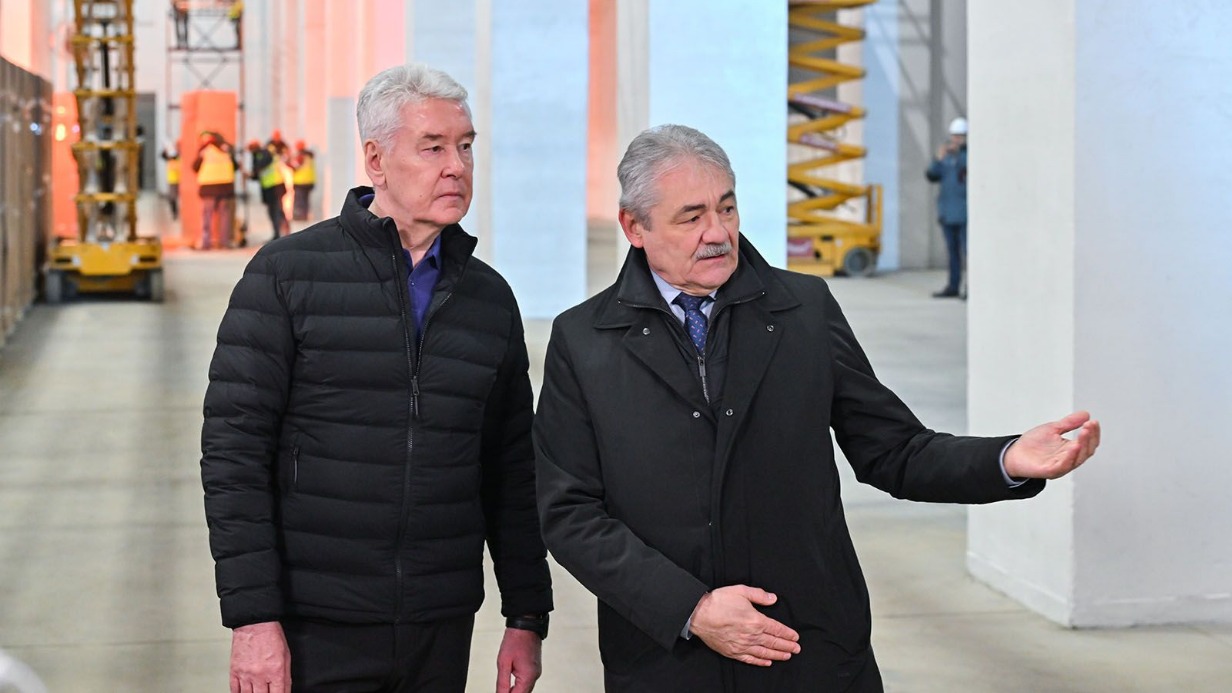 Мэр Москвы Сергей Собянин (слева) и гендиректор Российского научного фонда Владимир Беспалов на строительстве Московского центра фотоники. Площадок для производства высокотехнологичного оборудования в столице становится все больше