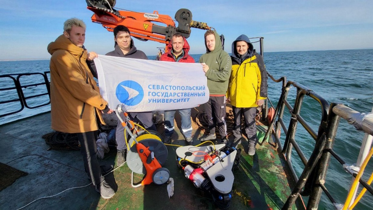 Экспедиция Севастопольского государственного университета во главе с Алексеем Кабановым (на фото справа) со своей разработкой, подводным аппаратом «Херсонес», на месте крушения «Волгонефти»