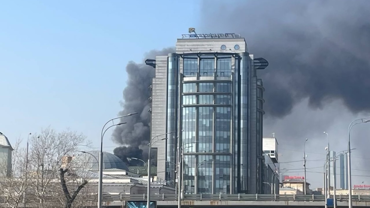 Крыша дома горит в ЖК «Роза Росса» около метро «Парк культуры»