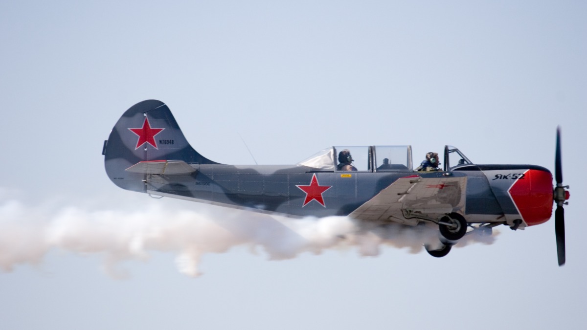 Российский дрон снял крупным планом экипаж охотившегося за ним Як-52 ВСУ