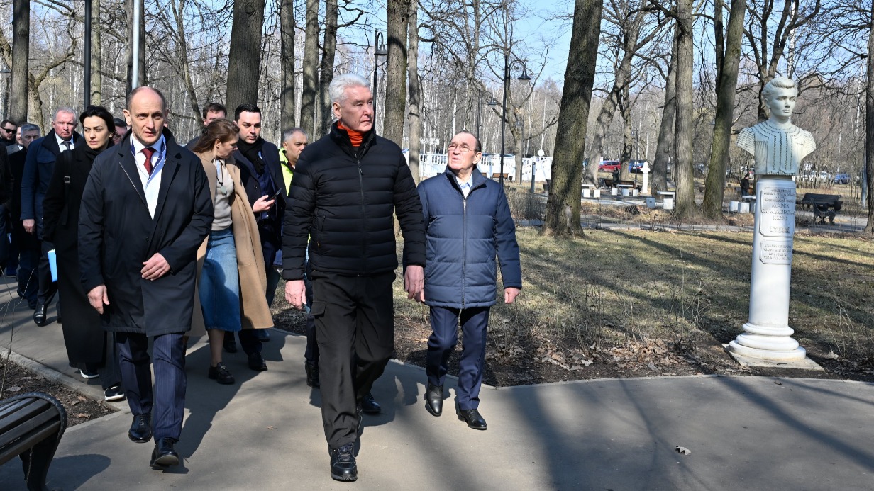 Директор МКНЦ имени Логинова Игорь Хатьков, мэр Москвы Сергей Собянин и заммэра столицы по вопросам жилищно-коммунального хозяйства и благоустройства Петр Бирюков осматривают территорию больницы и корпуса, которые сейчас модернизируют