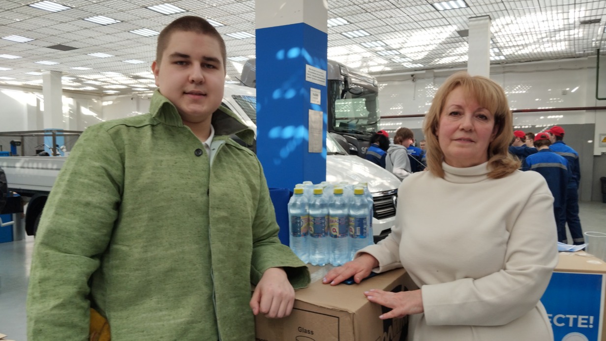Волонтер Егор Коробков и председатель благотворительного фонда «Во имя Архистратига Божия Михаила» Людмила Шакурова собирают в Московском технологическом колледже гуманитарную помощь для отправки на освобожденные территории