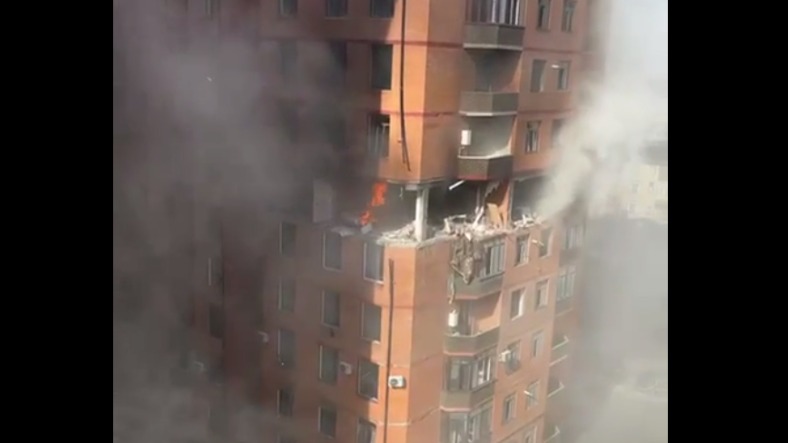 Мощный взрыв произошел в многоэтажке в Махачкале