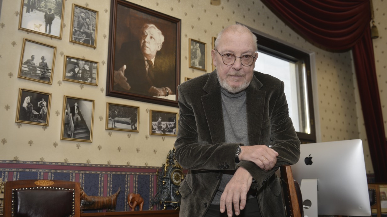 Максим Никулин в Московском цирке Никулина на Цветном бульваре на фоне портрета своего отца