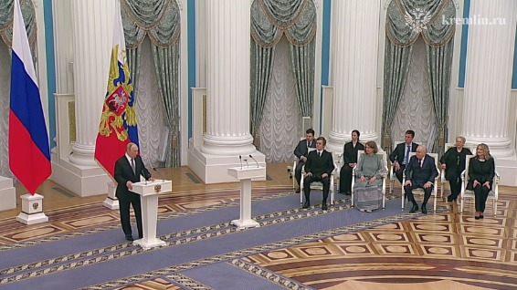 Путин поздравил с профессиональным праздником и вручил награды работникам культуры