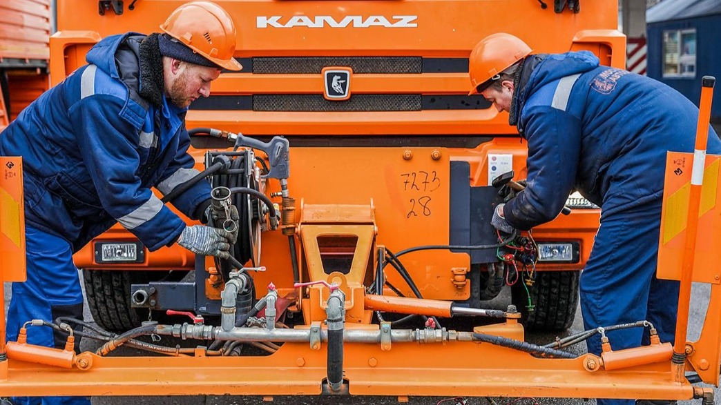 На коммунальных машинах Москвы сменили распылители на поливатели