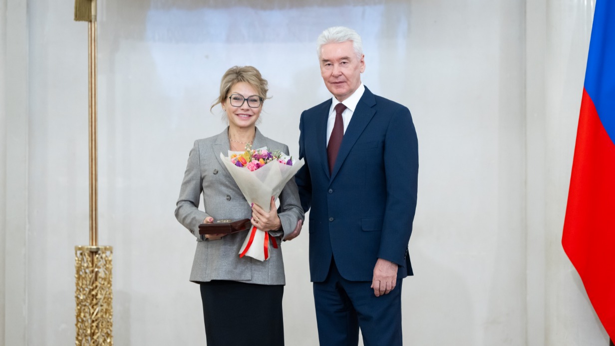 Мэр Москвы Сергей Собянин в День работника культуры вручает актрисе Алене Бабенко знак «Почетный деятель искусств города Москвы»