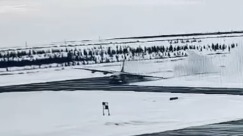 Момент аварийной посадки Ан-12 в аэропорту Нового Уренгоя попал на видео