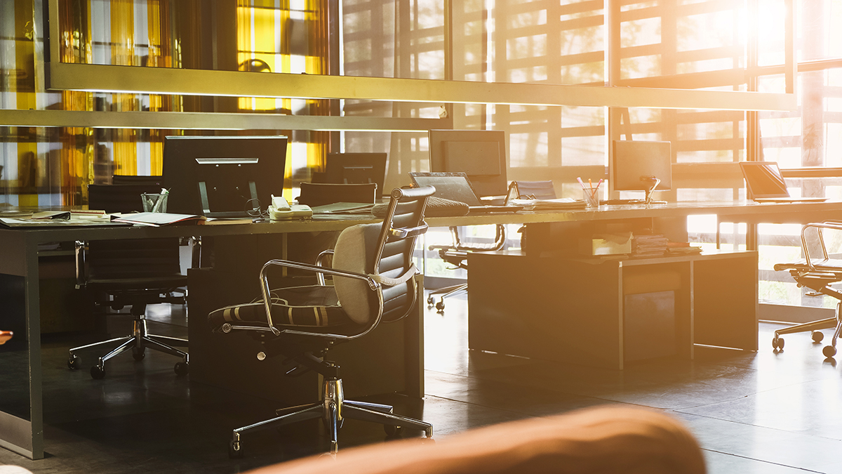 Депутат Иванов предложил штрафовать женатых сотрудников за флирт на работе