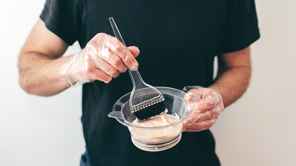 Трихолог Сирмайс назвала неожиданную опасность красок для волос