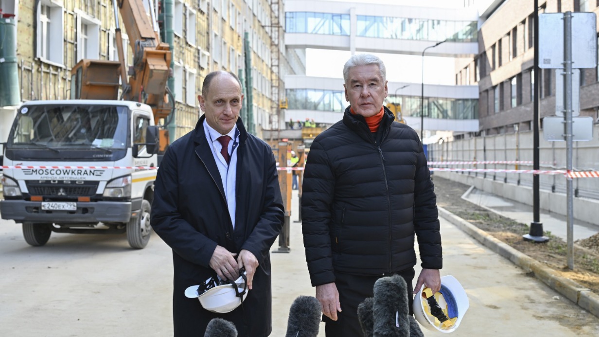 Мэр Москвы Сергей Собянин и директор МКНЦ имени А. С. Логинова Игорь Хатьков осмотрели территорию больницы и корпуса, которые сейчас модернизируют