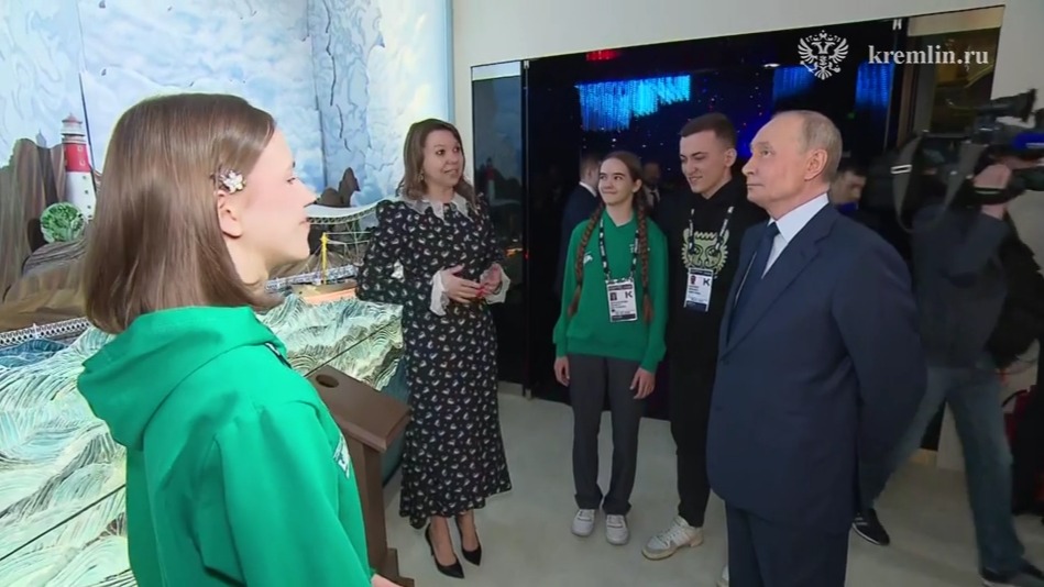 Путин посетил национальный центр «Россия»