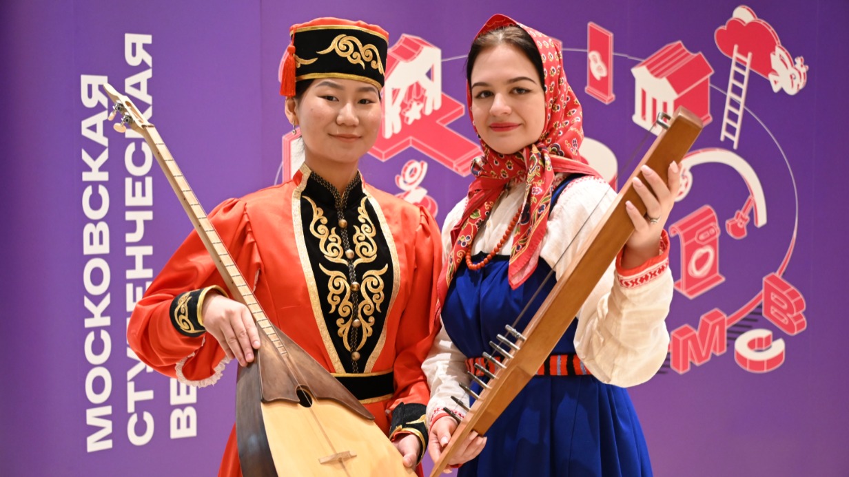 Участницы фестиваля «Московская студенческая весна» Дельгира Горяева из Театрального института имени Бориса Щукина. Девушка родом из Калмыкии играет на домбре. Рядом с ней — Мария Захарова, студентка Российского университета медицины. Мария с детства увлекается фольклором. Поэтому на конкурсе решила сыграть на гуслях