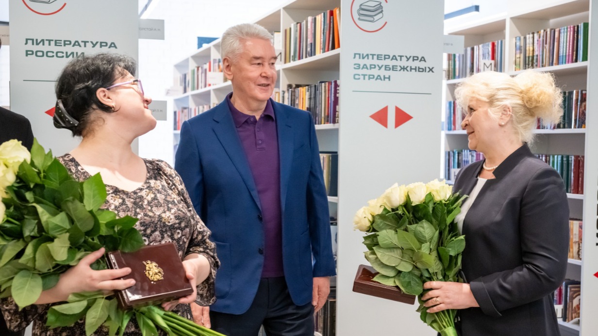 Мэр Москвы Сергей Собянин посетил Центральную молодежную библиотеку № 122 имени Александра Грина, которая открылась после модернизации, и вручил нескольким библиотекарям знаки «Почетный работник культуры города Москвы»