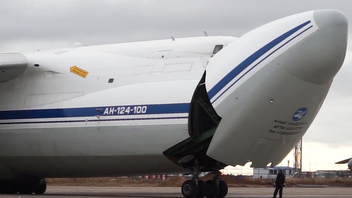 Шасси Ан-124 «Руслан» загорелось во время посадки в аэропорту Минеральных Вод