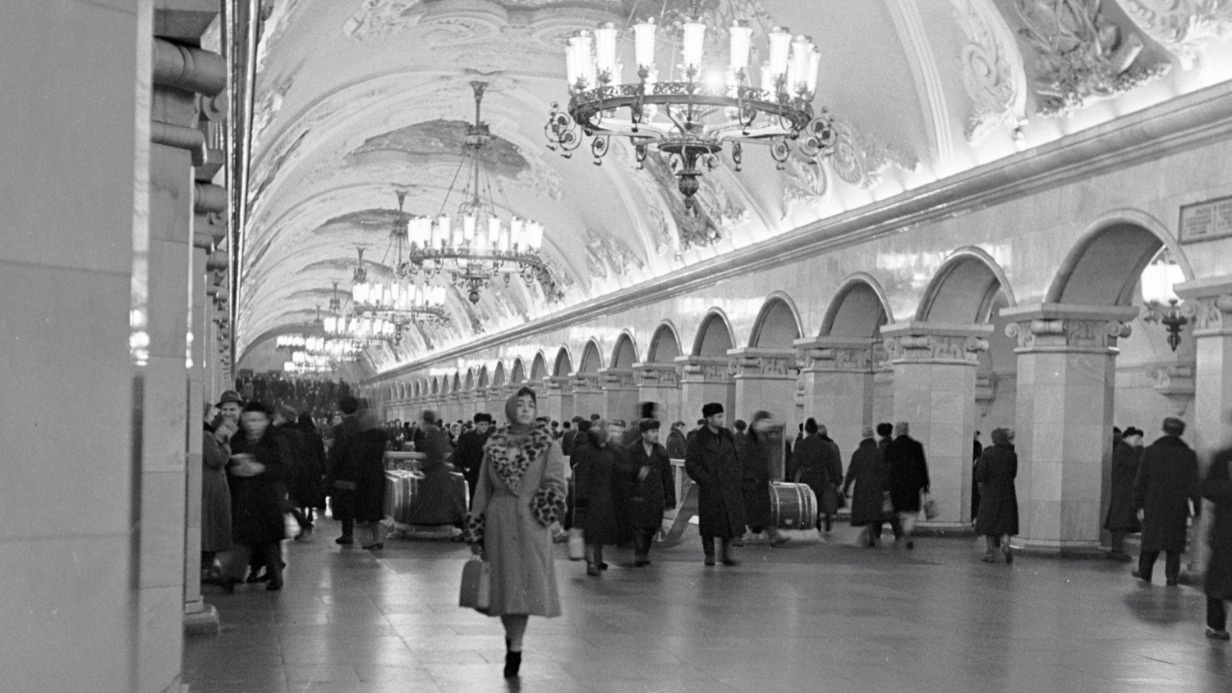 Станция «Комсомольская» (кольцевая). Фото 1960 года. К этому времени лампы дневного света прочно вошли в обиход