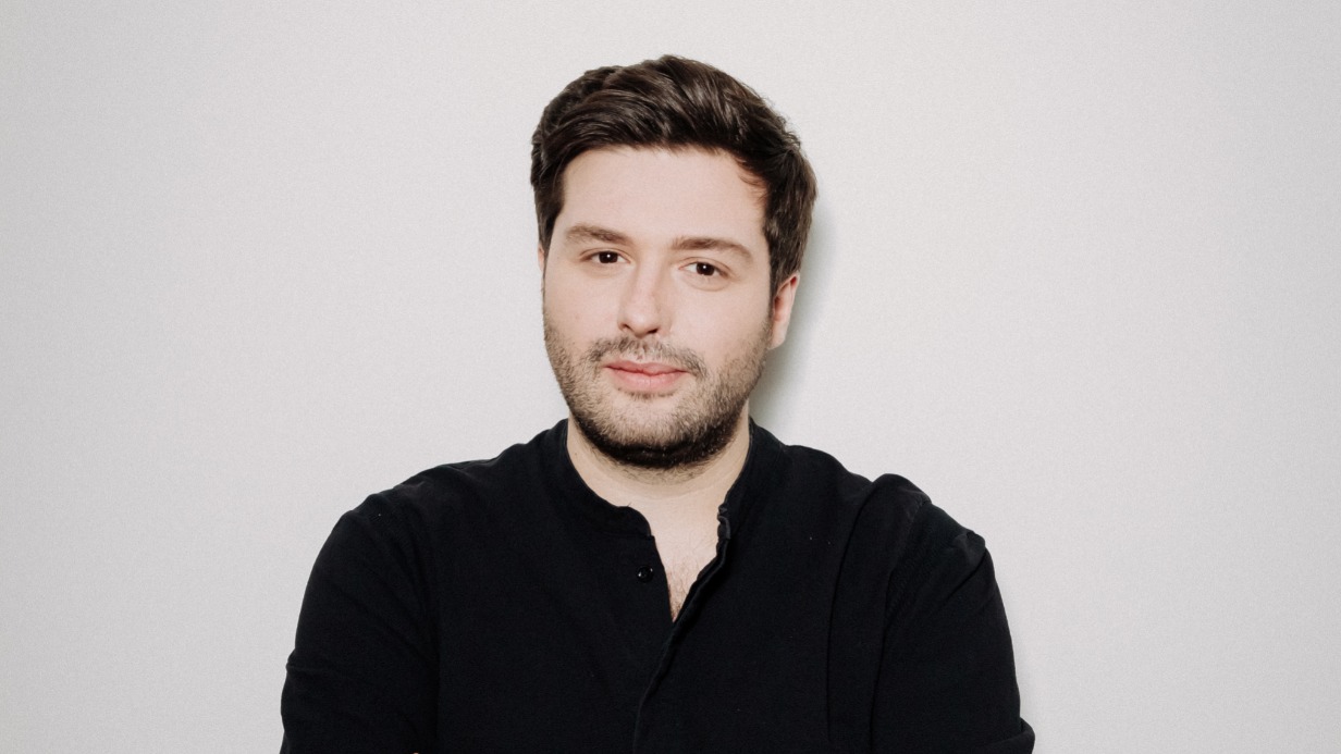 Илья Учитель не отрицает, что известная фамилия стала его пропуском в большое кино, но тем не менее она ко многому обязывает