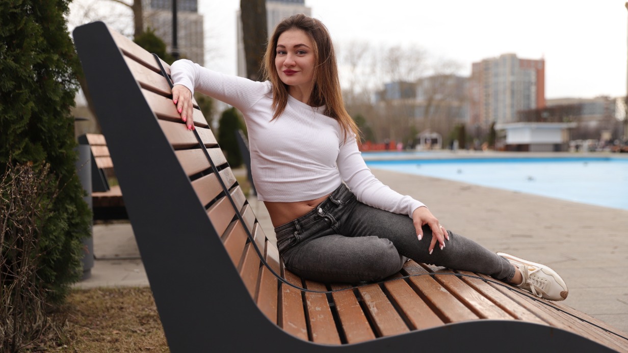 Юрист Елена Степанько отдыхает на шезлонге в столичном парке