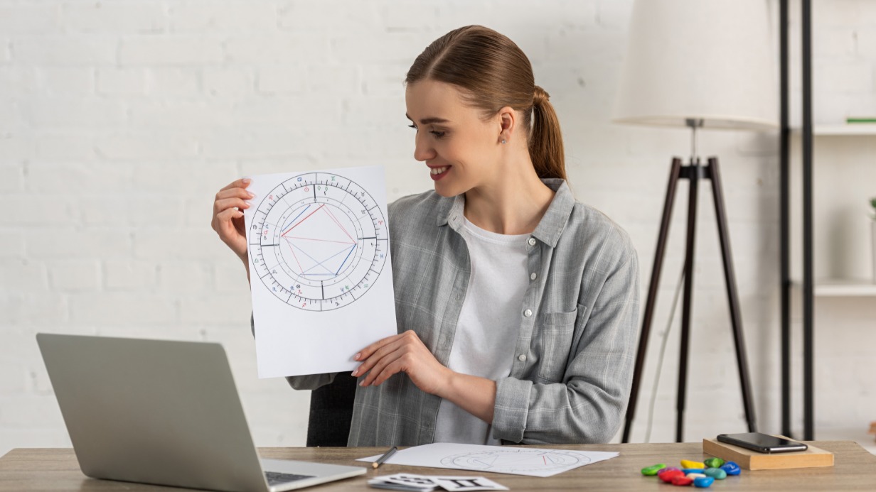 Астролог составляет натальную карту по видеосвязи