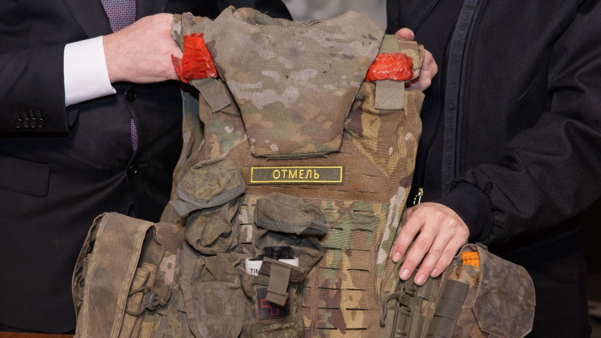 Бронежилет Героя России Сергея Чебнева передали в Музей Победы