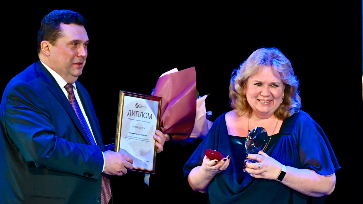 Председатель Союза журналистов России Владимир Соловьев вручает награду «Золотое перо» обозревателю «Вечерней Москвы» Ольге Кузьминой