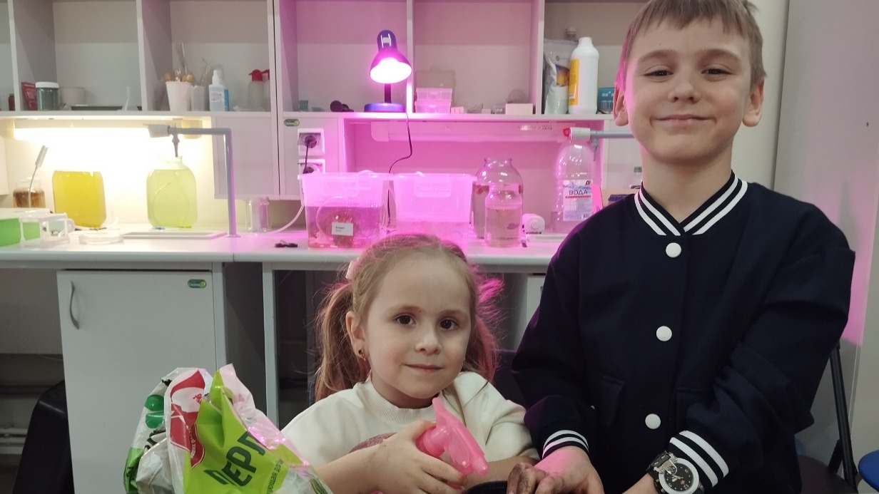 В «Экошколе Кусково» юные цветоводы Анечка и Захар Муратовы высаживают крокусы, чтобы подарить ветерану