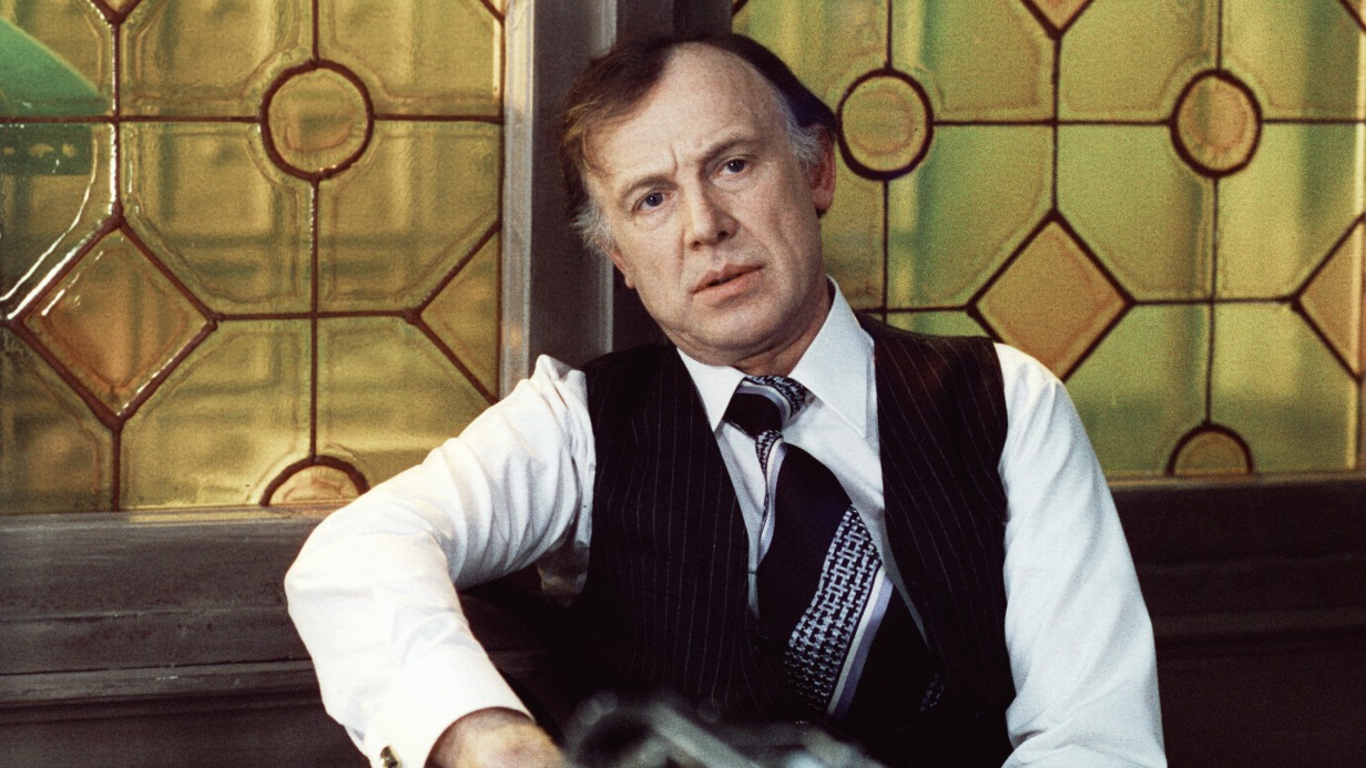 Иннокентий Смоктуновский в роли французского комиссара полиции в фильме «Бархатный сезон»