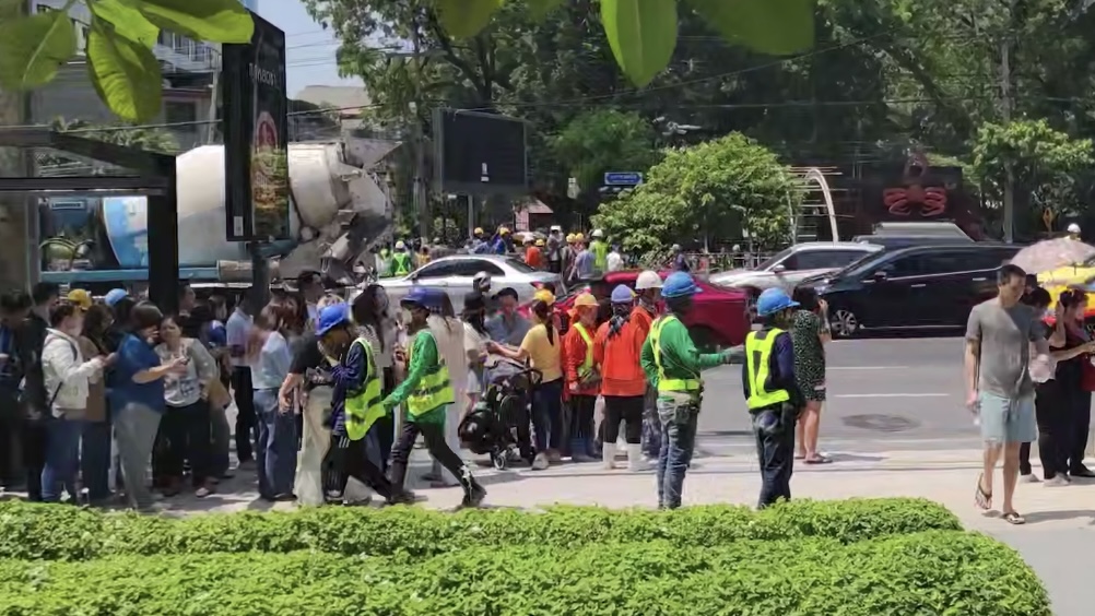 «Пол начинает трескаться»: очевидец рассказал, как спасался во время землетрясения в Бангкоке