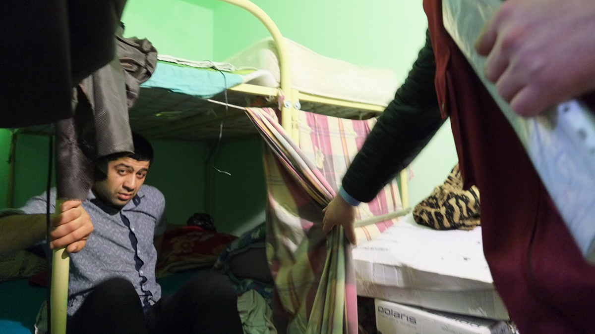 Как 13 мигрантов оказались в одной квартире в Липецке и могут ли их выселить соседи